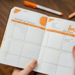 女性の手で手帳を開いている