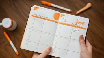 女性の手で手帳を開いている